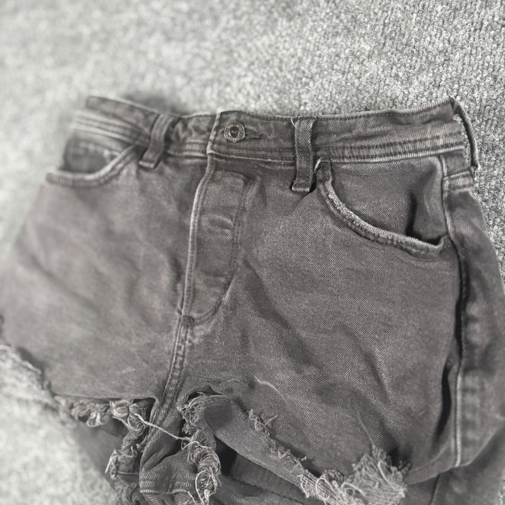 Hollister 3" Curvy Ultra High-Rise Mom Short Women 7/28 Black Raw Hem Distressed